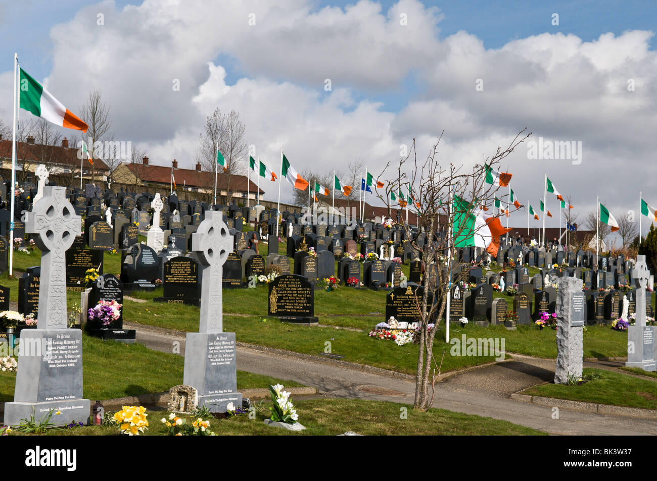 Irische Trikolore Fahnen auf republikanische Gräber im Friedhof von Derry City Stockfoto