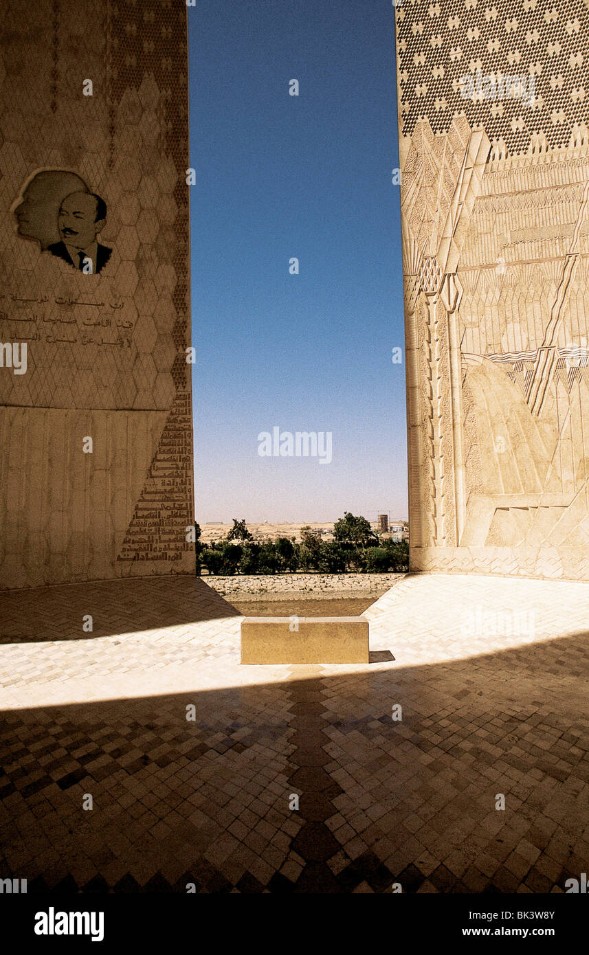 Architektonisches Detail des sowjetisch-ägyptischen Denkmals am Assuan-Staudamm entlang des Nilufers, Ägypten. Stockfoto