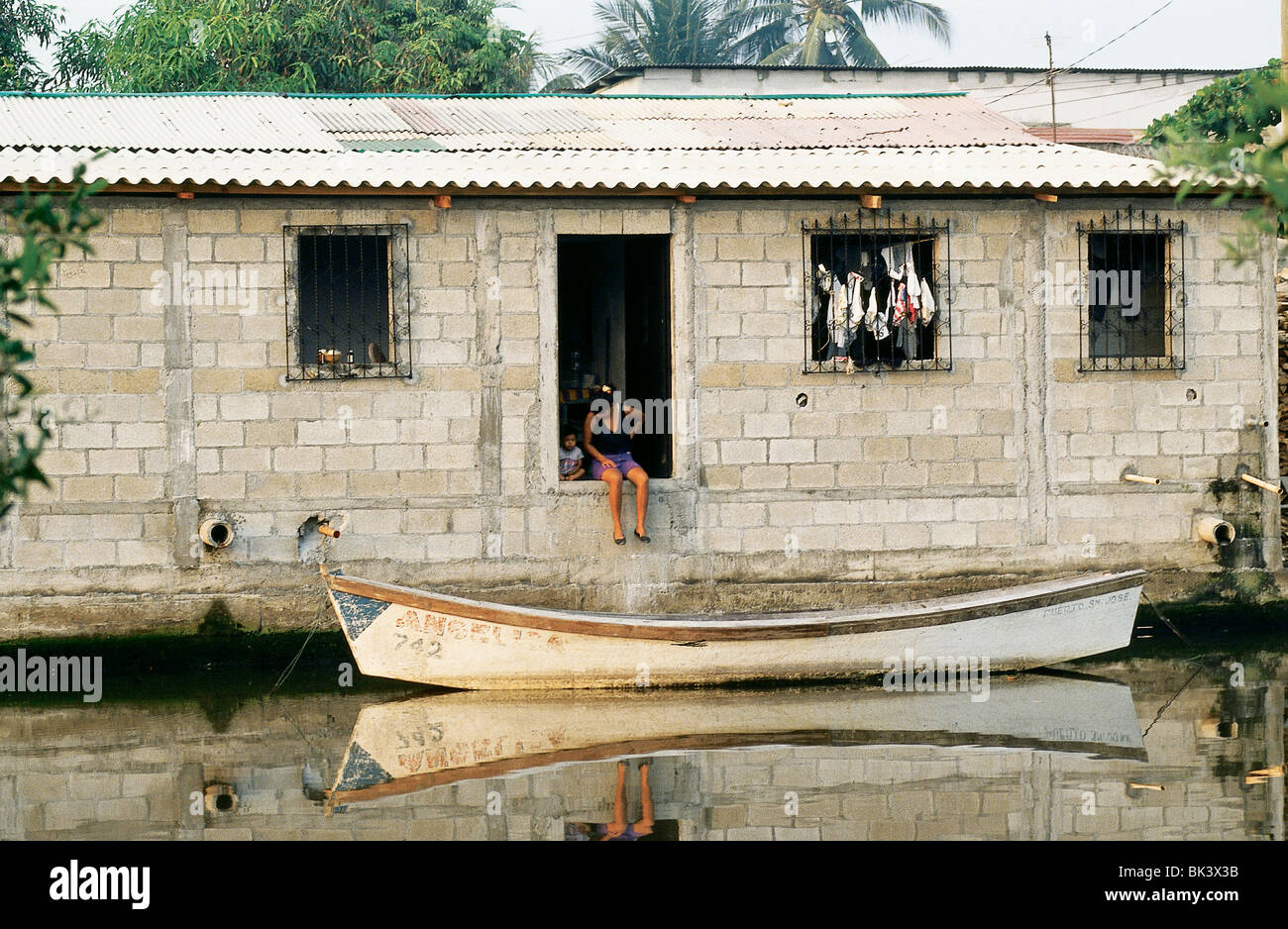 Haus am Wasser mit Boot, San Jose, Guatemala Stockfoto