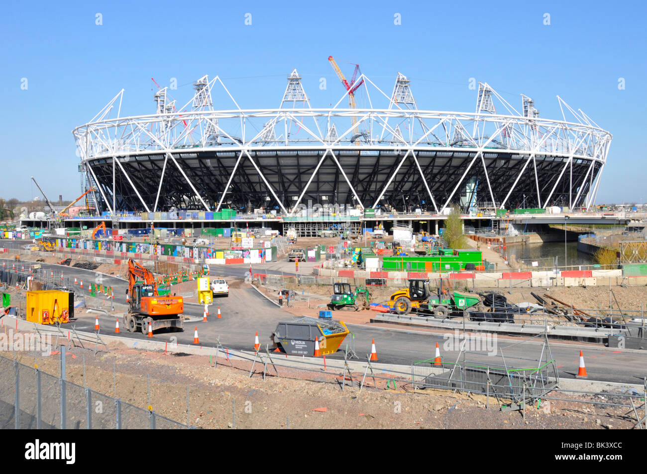 Maschinen Krane & Männer bei der Arbeit in Arbeit 2012 Ost London Olympische Spiele Sport Stadion Bau Baustelle Stratford Newham England GB Stockfoto
