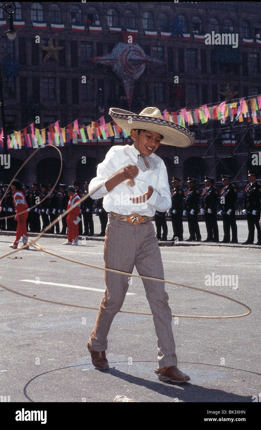 Künstler mit Lasso in Plaza De La Constitución (Zocalo) Mexico City Parade, Mexiko Stockfoto