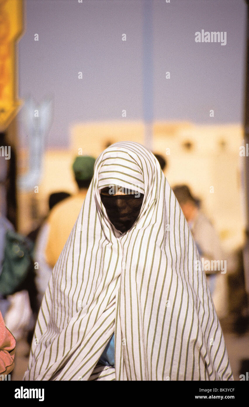 Porträt einer marokkanischen Frau in einem traditionellen schwarzen Gesichtsbedeckung und gestreifte Kleidung in Meknes, Marokko Stockfoto