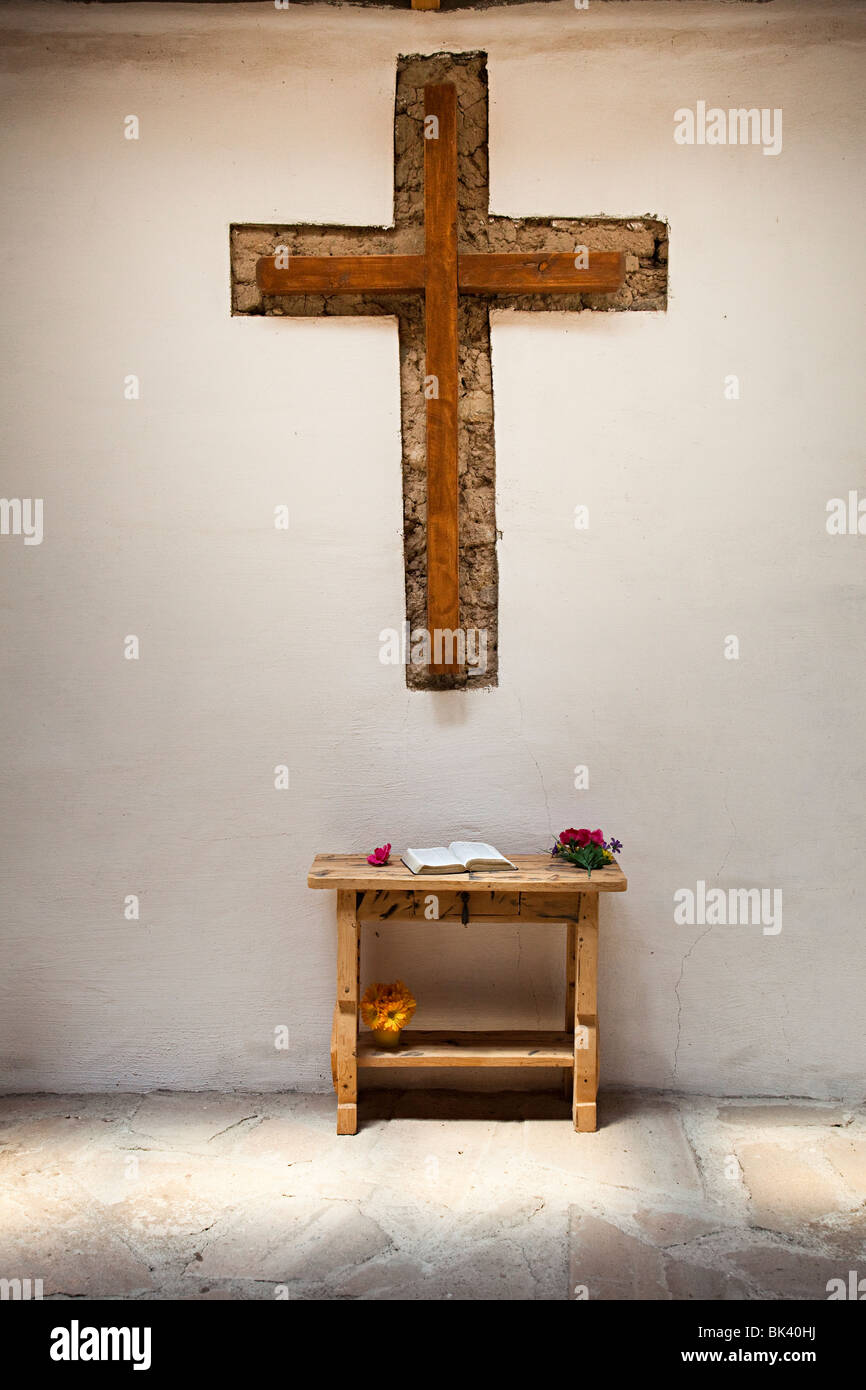 Kreuz und einfache Altar Mission Mary Calera Balmorhea restauriert von La Calera Foundation Reeves County Texas USA Stockfoto