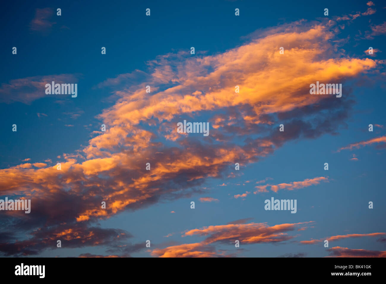 Rosa Wolken bei Sonnenuntergang gegen blauen Himmel Stockfoto