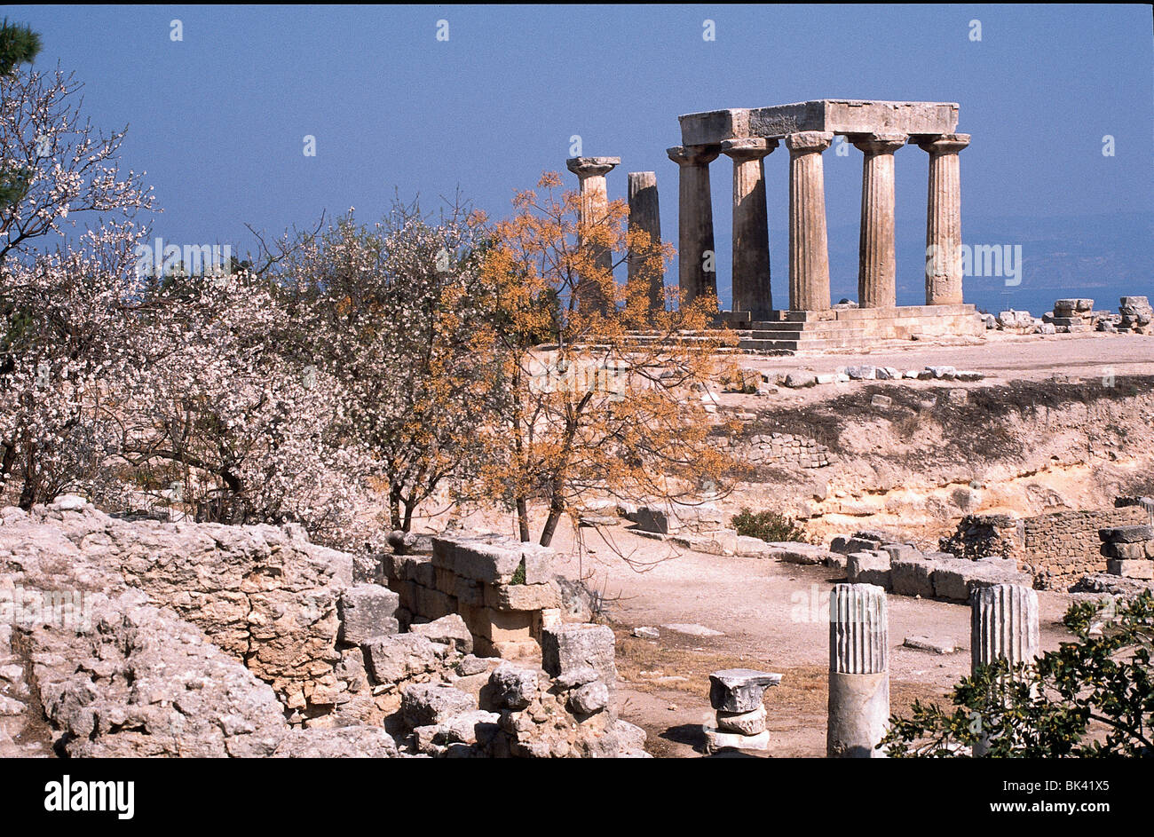 Ruinen und Architektur der historischen griechischen Tempel des Apollo in Korinth, Griechenland Stockfoto