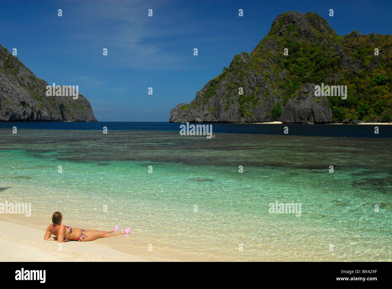 Touristen am Strand El Nido Bereich, Palawan, Philippinen, Südostasien Stockfoto