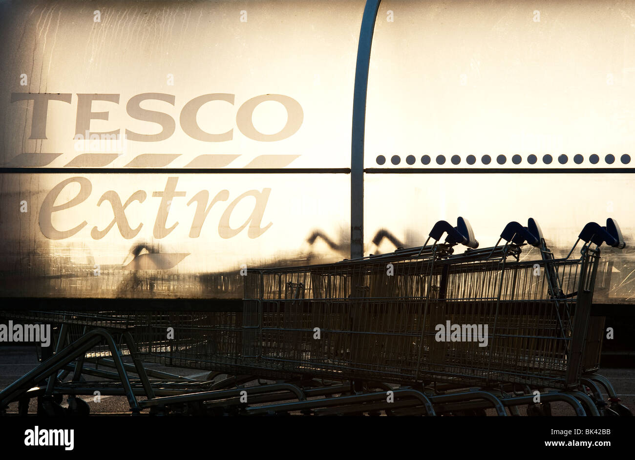 Tesco extra Wagen Bucht beleuchtet von der Sonne Stockfoto