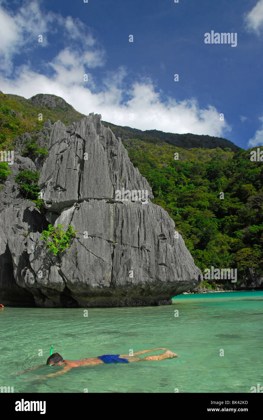 Schnorcheln Sie Touristen in einer Bucht in El Nido Bereich, Palawan, Philippinen, Südostasien Stockfoto