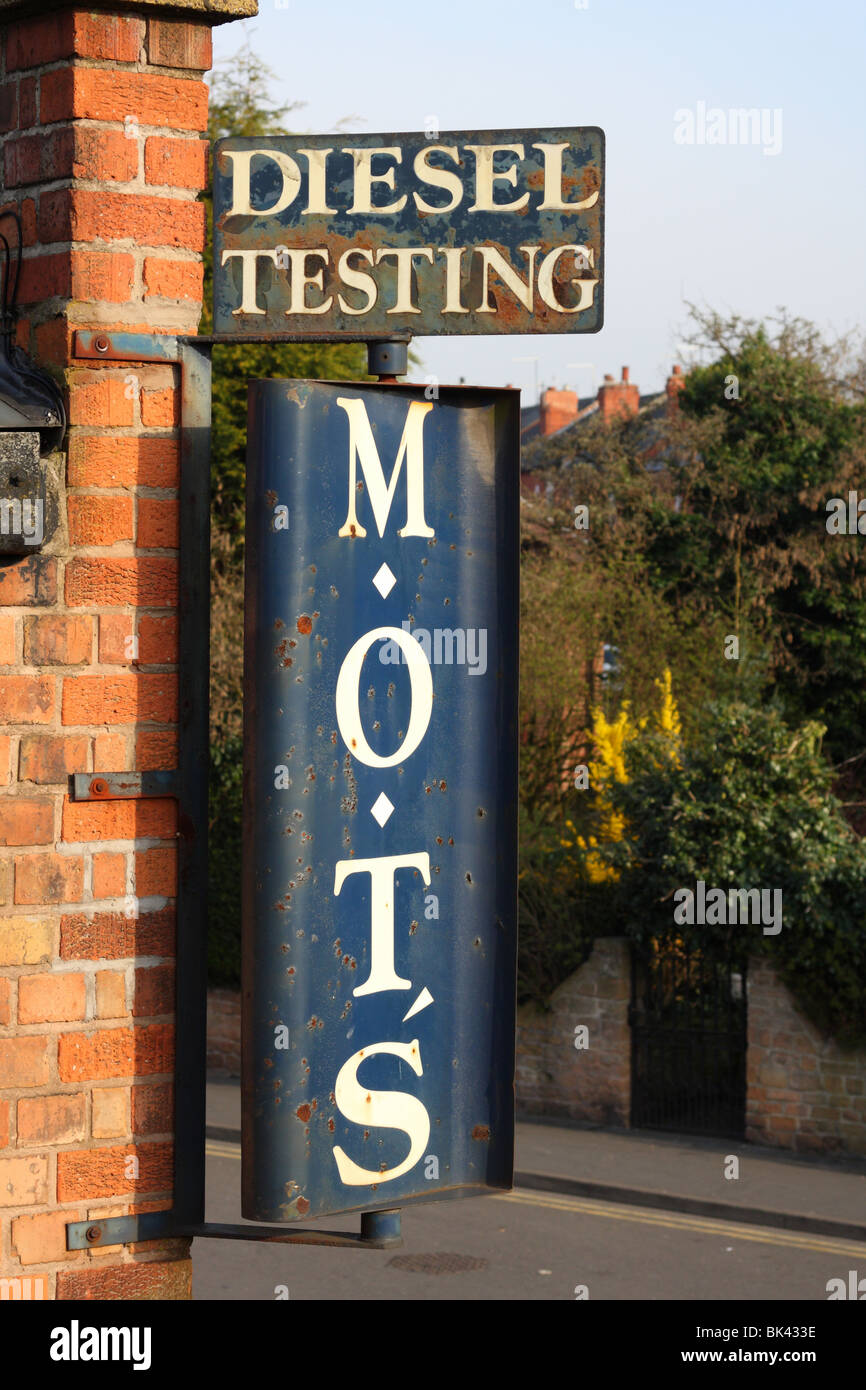 Eine alte Ministry of Transport (MOT) Vehicle Testing Station anmelden, Großbritannien Stockfoto