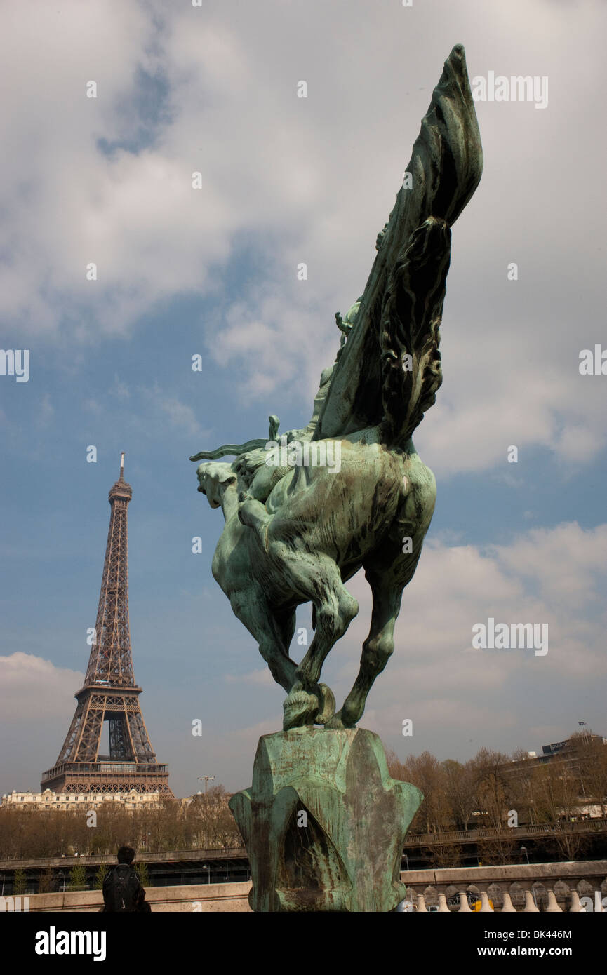 Paris, Frankreich, Eiffelturm, Skulptur von Frear, Blick vom Platz auf der Brücke Pont de Bir-Hakeim Stockfoto