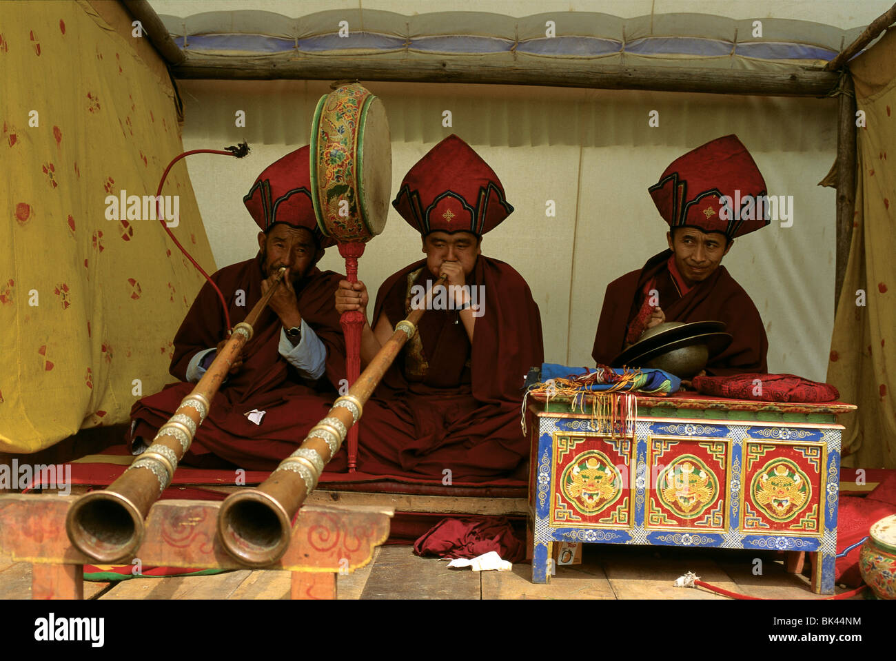 Buddhistische Mönche spielen lange Hörner & Percussion Becken für den Besuch von König Jigme Singye Wangchuck 4. des Königreichs Bhutan Stockfoto