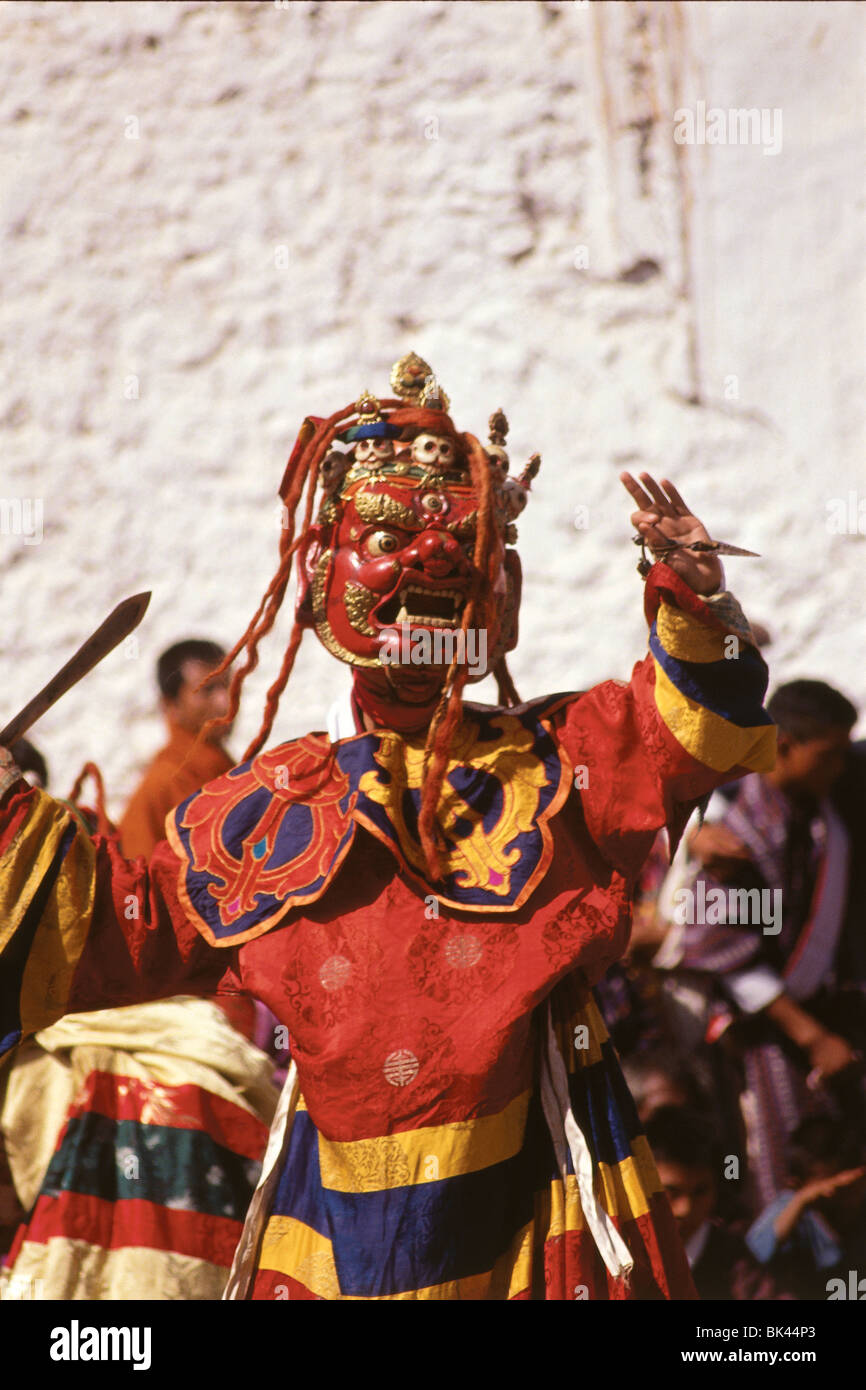 Tanz der furchterregenden Gottheiten Tungam Gelong Cham durchgeführt von  Mönchen in Holzmasken & aufwändige Kleider Königreich Bhutan  Stockfotografie - Alamy