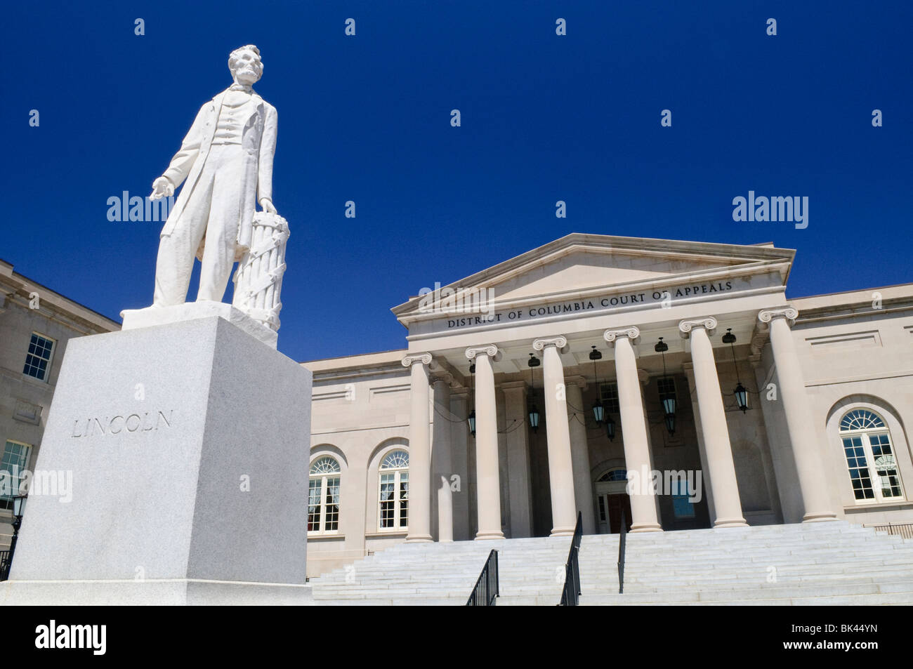 WASHINGTON DC, Vereinigte Staaten – das Gebäude des District of Columbia Court of Appeals in der Innenstadt von Washington DC ist das höchste Gericht im District. Dieses historische Gebäude, bekannt für seine klassische Architektur, spielt eine entscheidende Rolle im Justizsystem der Hauptstadt der Nation. Das Berufungsgericht überwacht die Fälle des Obersten Gerichts und sorgt für die Justiz innerhalb des Bezirks. Vor dem Gebäude steht eine Statue von Abraham Lincoln. Stockfoto