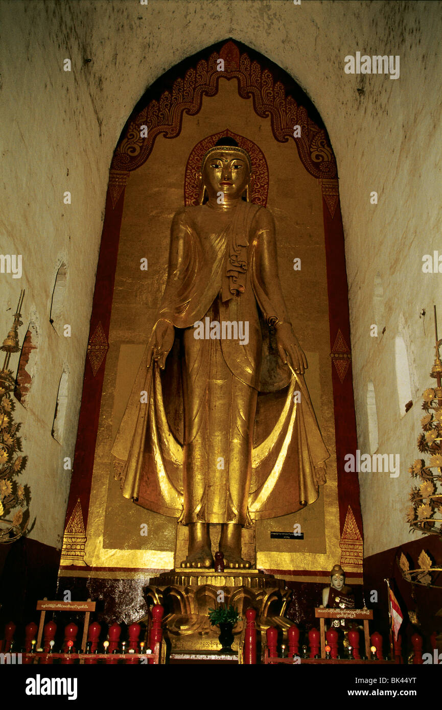 Goldene Statut des ständigen Ausschusses für Buddha Kakusandha (Norden gerichteten) in der Ananda-Tempel in Bagan, Myanmar Stockfoto