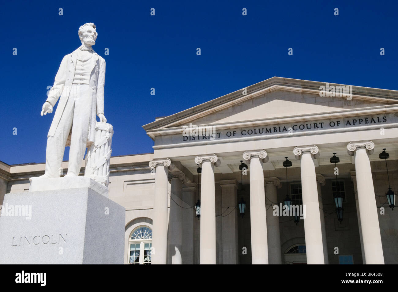 Abraham Lincoln Statue DC Court of Appeals Washington DC // WASHINGTON DC – die Statue von Abraham Lincoln steht vor dem DC Court of Appeals am Judiciary Square. Das von Lot Flannery geschaffene und am 15. April 1868 geweihte Denkmal war das erste öffentliche Denkmal für Lincoln nach seiner Ermordung. Die Marmorstatue stellt Lincoln als Anwalt und Staatsmann dar. Ursprünglich auf einer hohen Säule stehend, wurde es 1923 wieder auf einem Granitsockel errichtet, nachdem es während der Renovierung des Gerichtsgebäudes entfernt wurde. Stockfoto