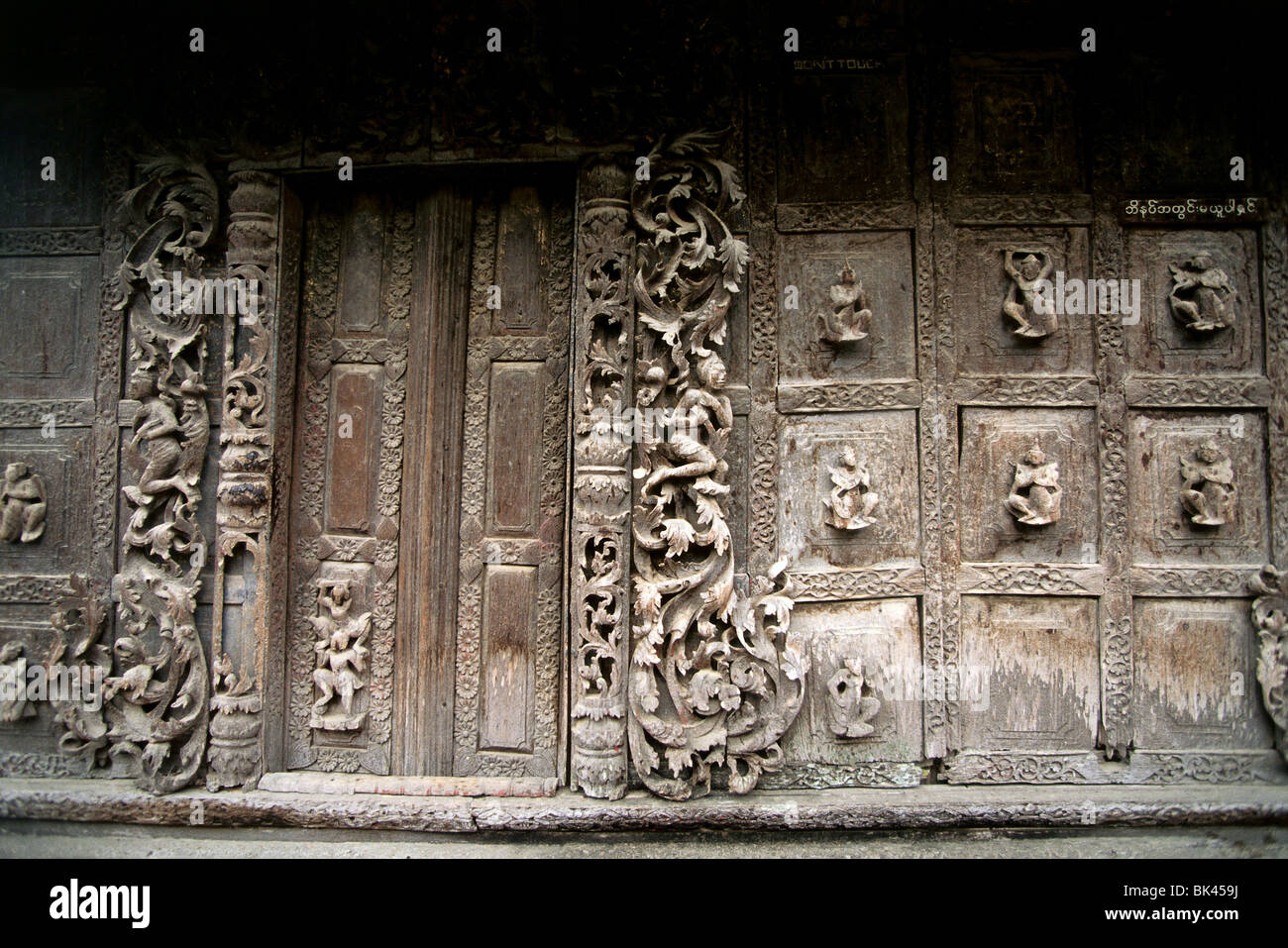 Kunstvolle Holzschnitzereien und Tür, Myanmar Stockfoto