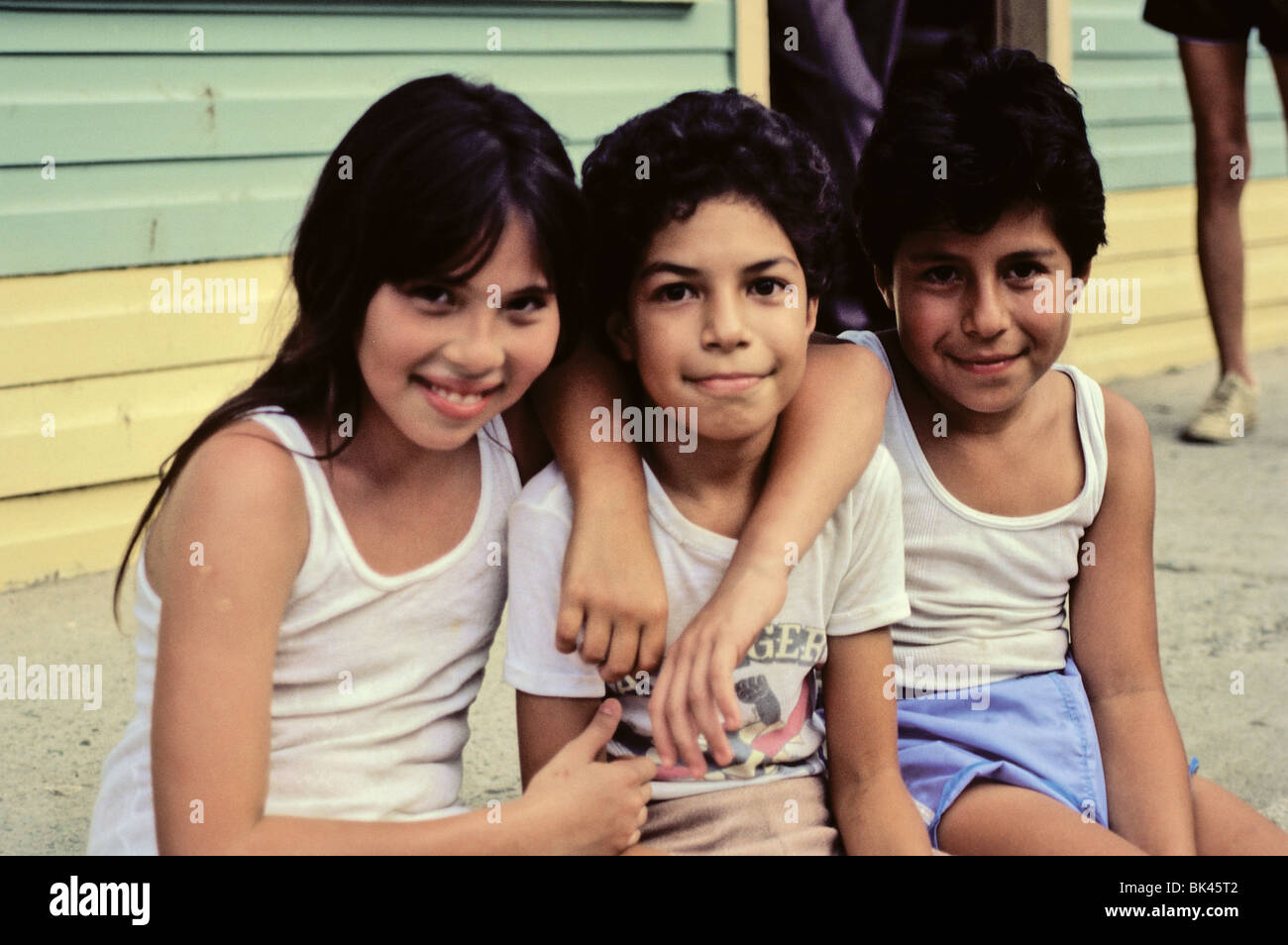Soft-Fokus-Porträt von drei Kindern, Costa Rica Stockfoto