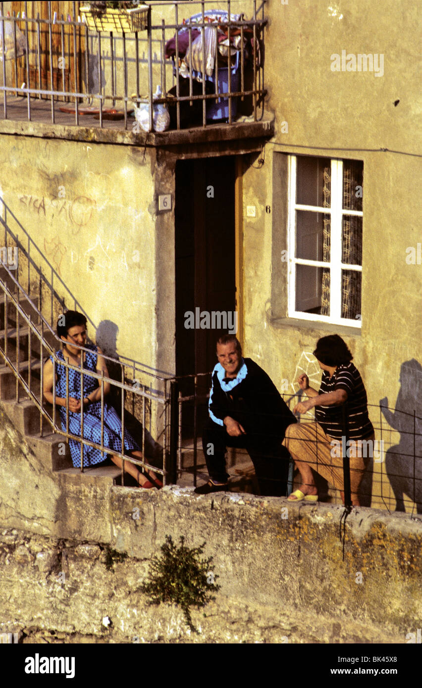 Nachbarn auf ihren Balkonen während späten Nachmittag oder frühen Abend, Kroatien Stockfoto