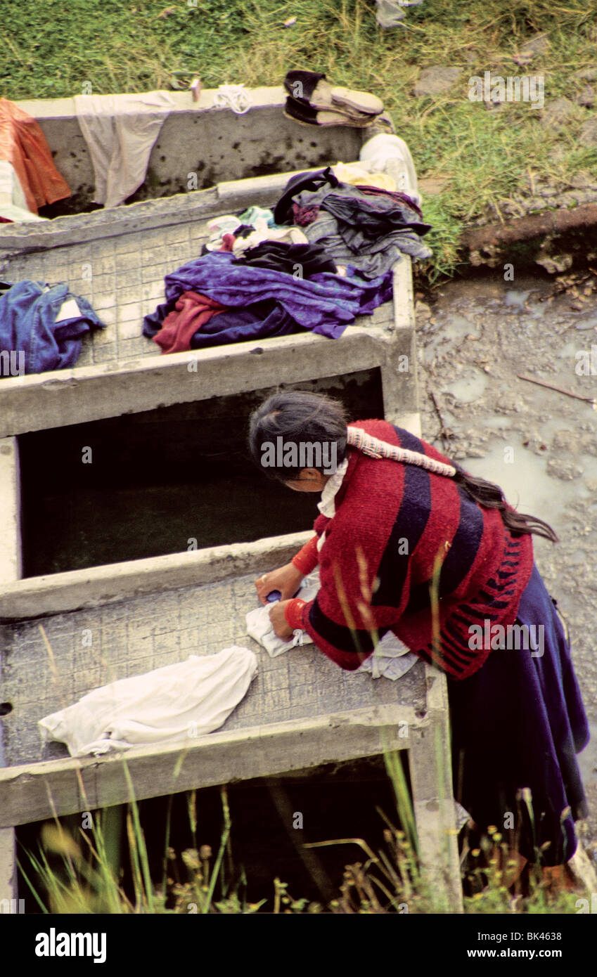 Frau, Wäsche waschen, Quito, Ecuador Stockfoto