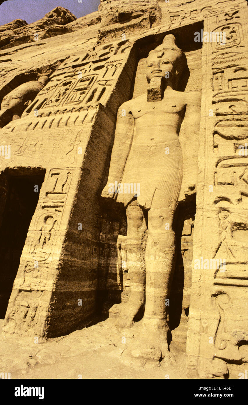 Kolossale Statue am Eingang zum Tempel der Nefertari und Hathor in Abu Simbel, Ägypten Stockfoto