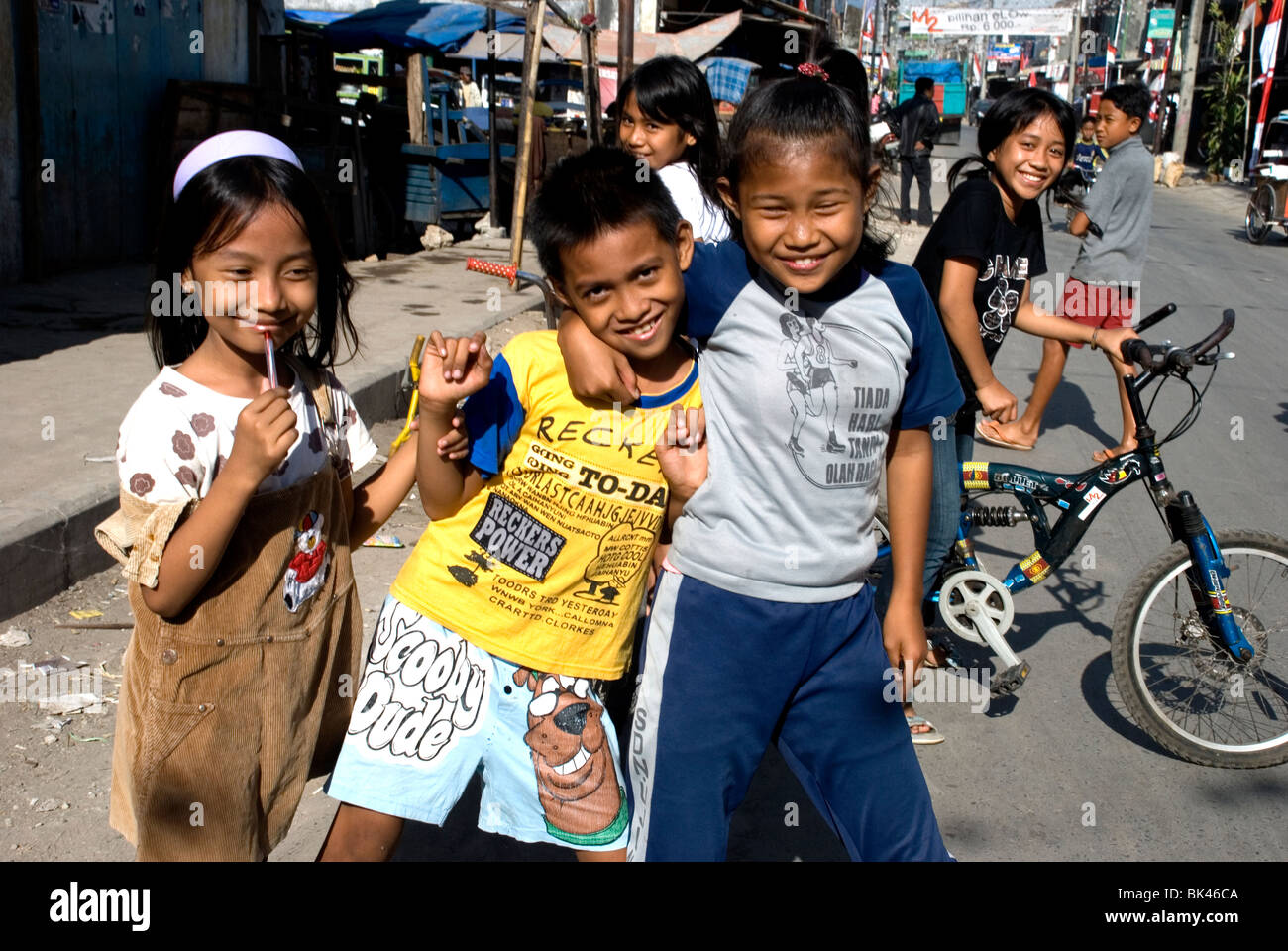 Kinder in Pelabuhan Paotere, Makassar, Sulawesi, Indonesien Stockfoto