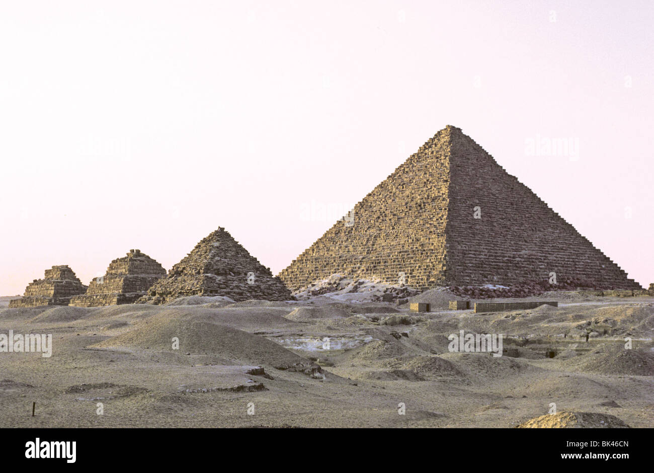 Pyramide des Mykerinos in Gizeh Ägypten mit drei kleineren Pyramiden (Pyramiden von Queens) im Vordergrund Stockfoto