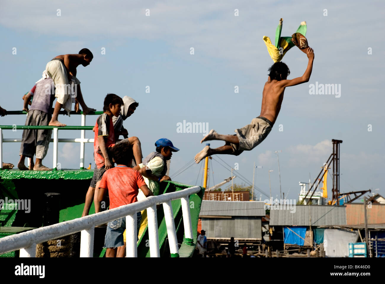 Kinder in Pelabuhan Paotere Hafen, Makassar, Sulawesi, Indonesien Stockfoto