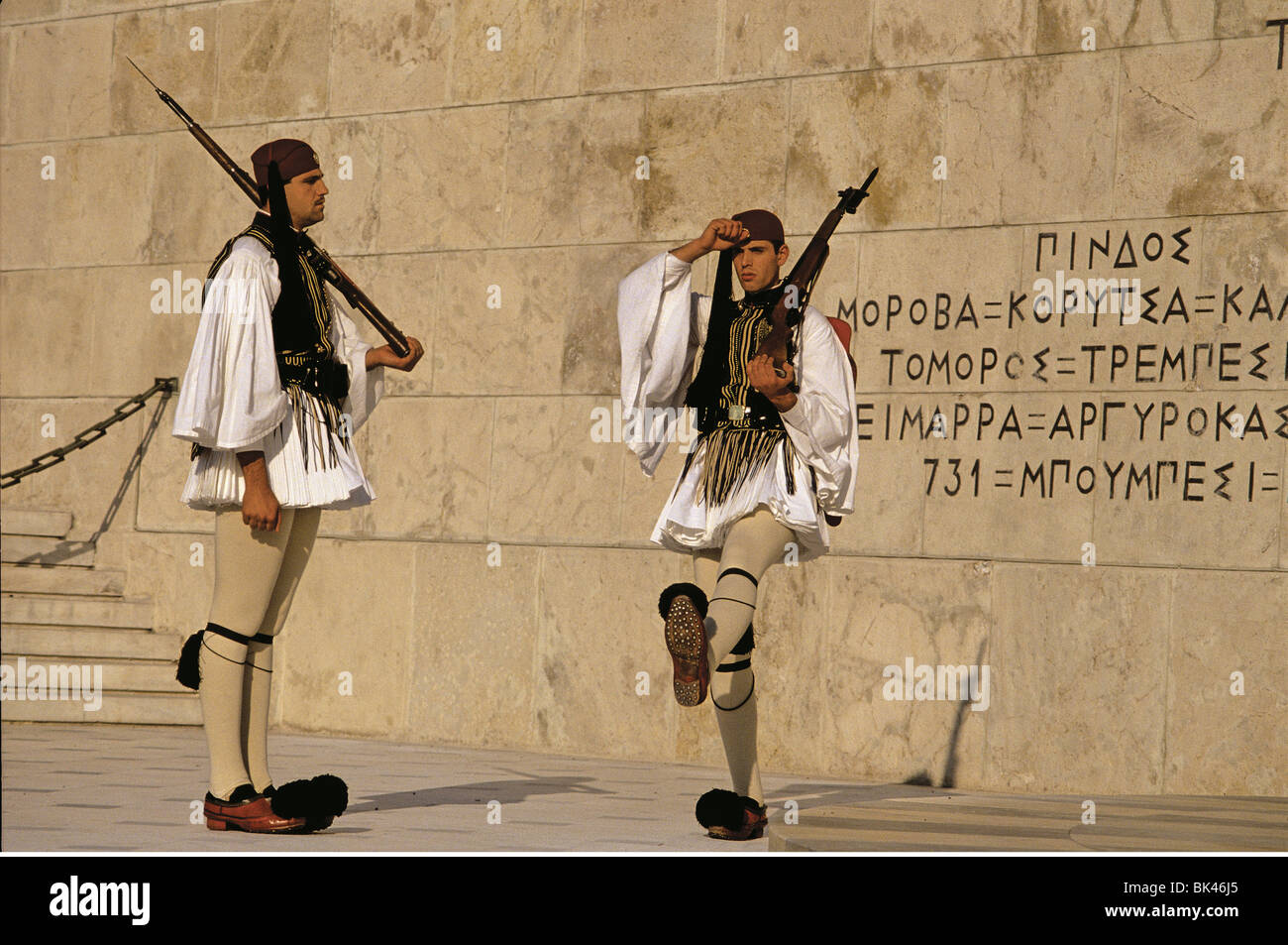Proedriki Froura (Präsidentengarde) Mazedonisch (Winterdienst) Uniformen am Grab des unbekannten Soldaten, Athen Stockfoto