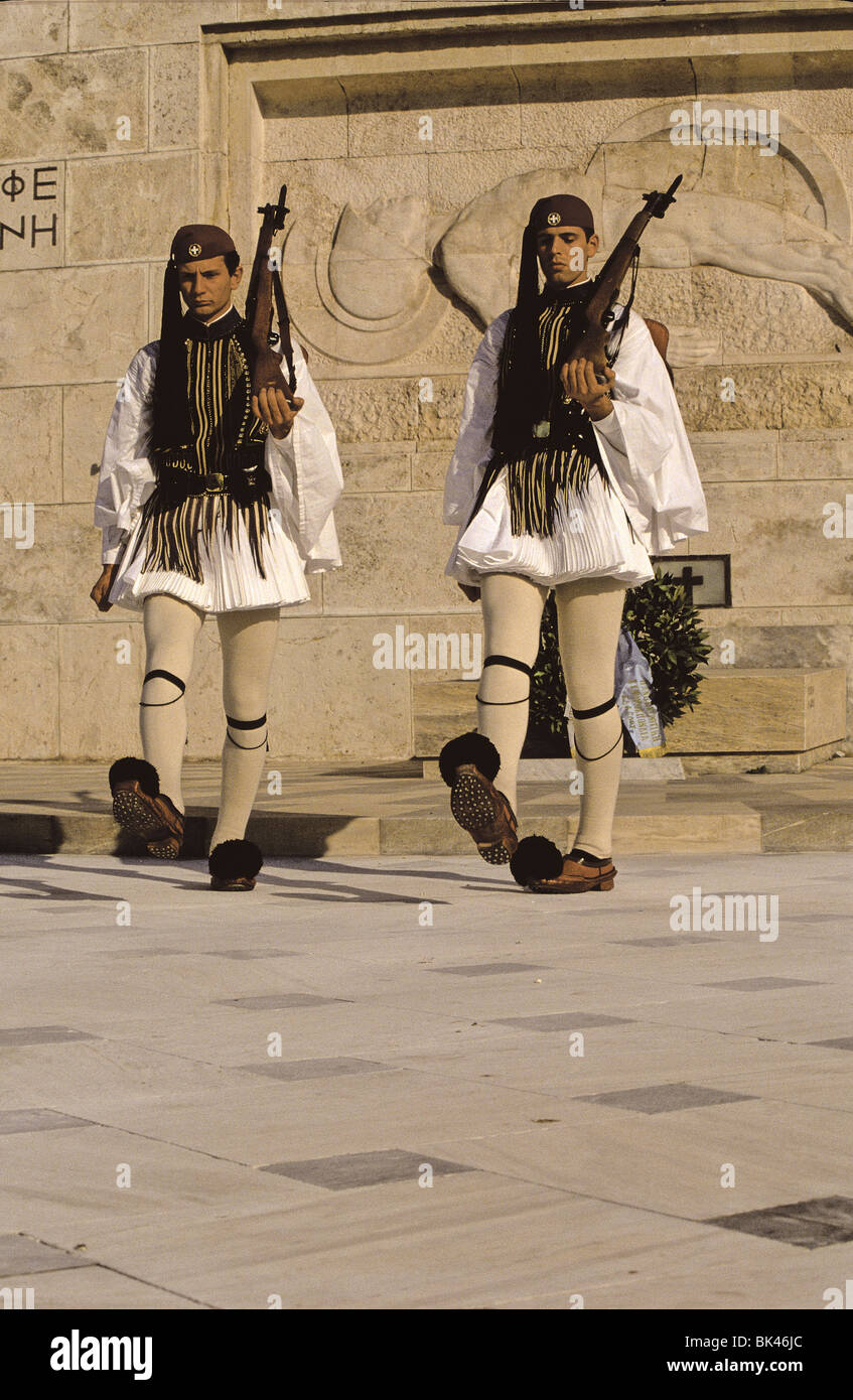 Proedriki Froura (Präsidentengarde) Mazedonisch (Winterdienst) Uniformen am Grab des unbekannten Soldaten-Athen Stockfoto
