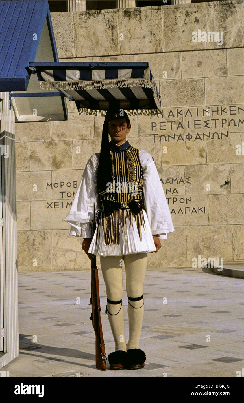 Proedriki Froura (Präsidentengarde) in Mazedonisch (Winterdienst) Uniform am Grab des unbekannten Soldaten, Athen Stockfoto