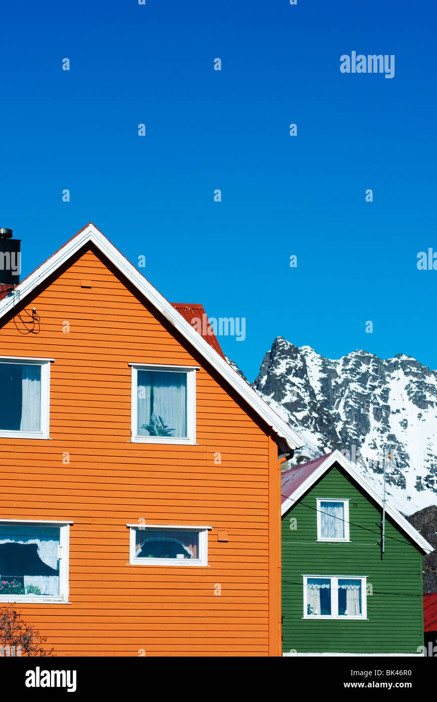 Bunt bemalte Holzhäuser im Dorf von Henningsvær auf Lofoten in Norwegen Stockfoto