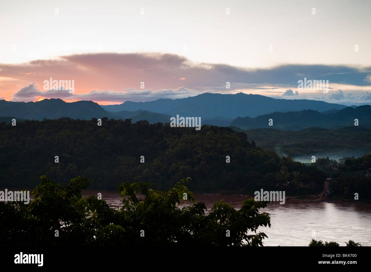 Mekong-Fluss von Chom Si Tempel, Luang Prabang, Laos gesehen. Stockfoto