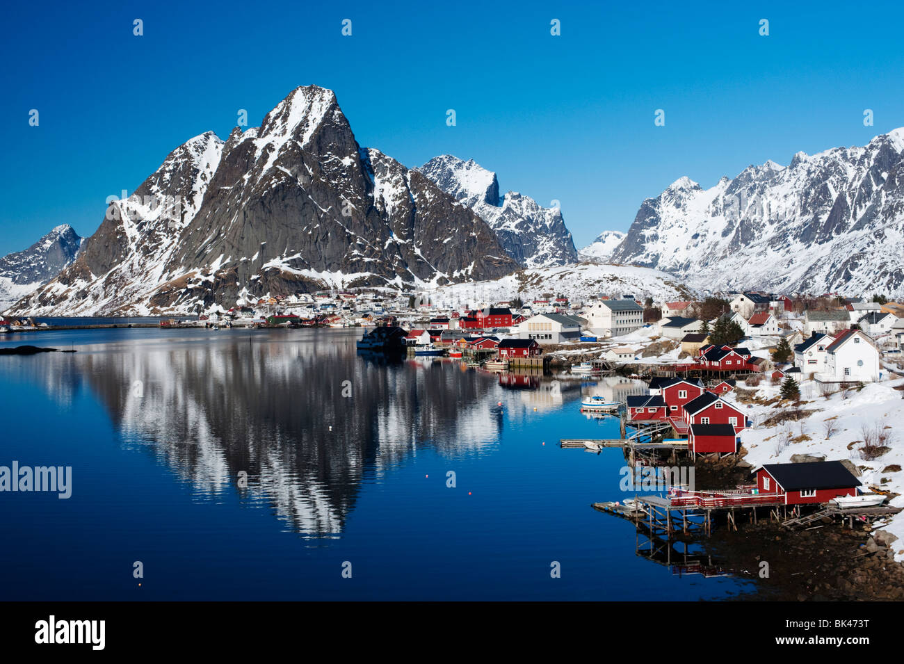 Lofoten-Inseln; Blick auf das Dorf reine in Moskenes in Norwegen im Winter Stockfoto