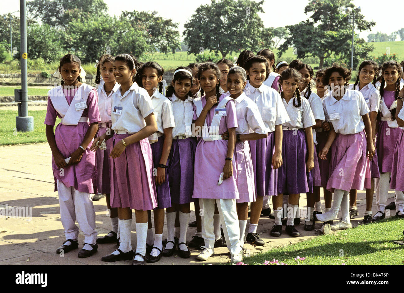 Schülerinnen und Schüler in ihren Uniformen, Indien Stockfotografie Alamy