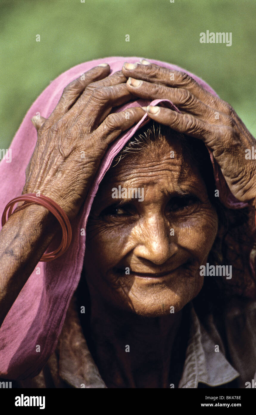 Porträt einer älteren indischen Frau mit ihr die Hände auf den Kopf, Indien Stockfoto