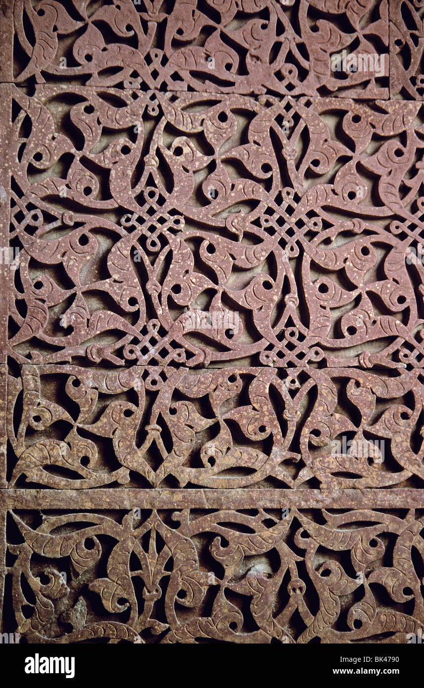 Detail des dekorativen Steins 14. Jahrhundert auf Alai Darwaza Tor, südlich von Moschee Quwwat-Ul-Islam-Moschee in Qutb schnitzen Stockfoto