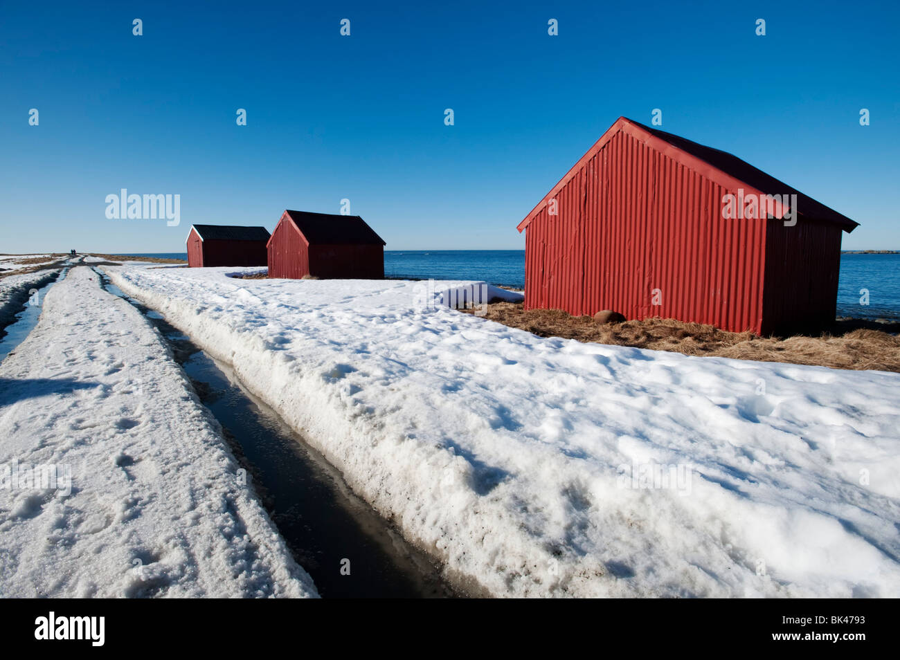 Rote Hütten auf See im Dorf Eggum auf den Lofoten in Norwegen Stockfoto