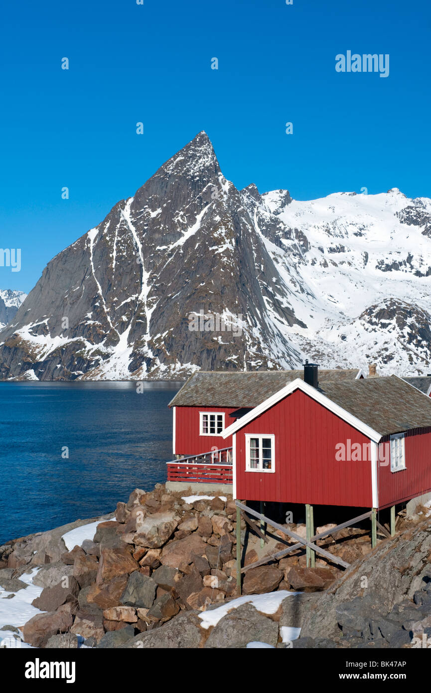 Traditionellen roten Holz Rorbu Fischerhütten im Dorf von Hamnoy auf Moskenesoya Insel auf Lofoten in Norwegen Stockfoto