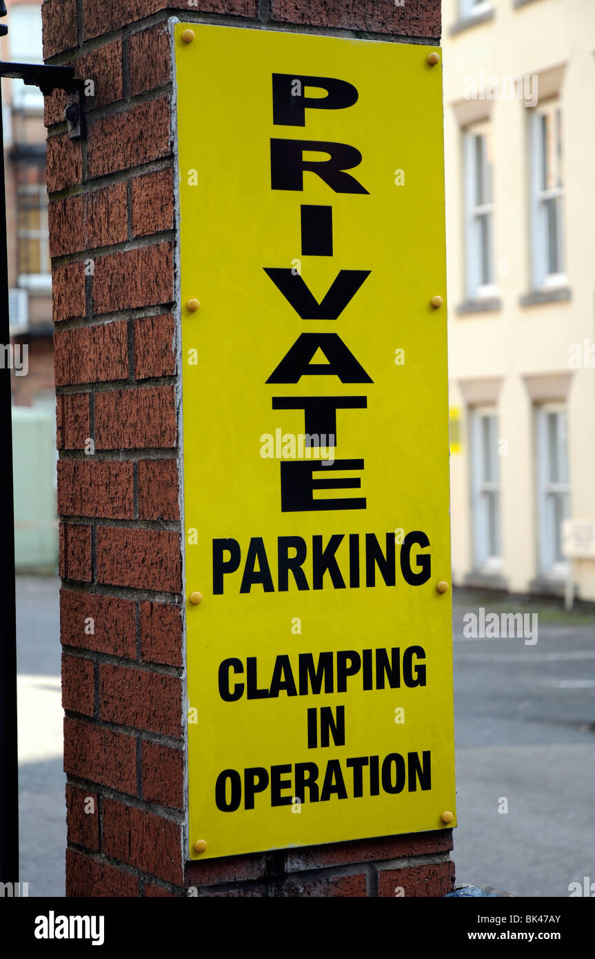 Private Parkplatz Auto Spannen im Betrieb Warnschild, Nottingham, England, UK Stockfoto