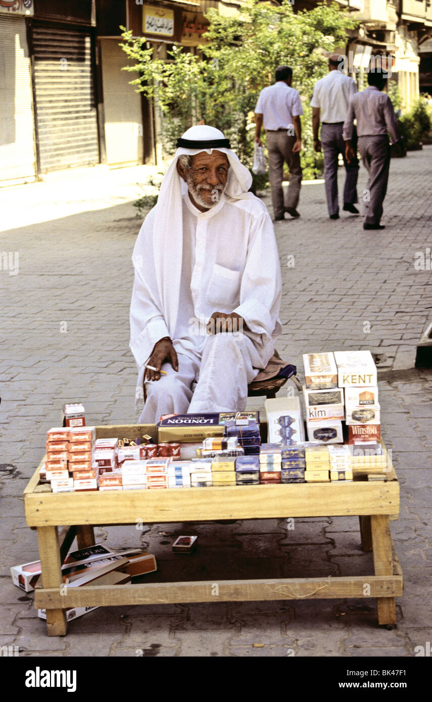 Zigarettenhändler auf den Straßen von Bagdad, Irak Stockfoto