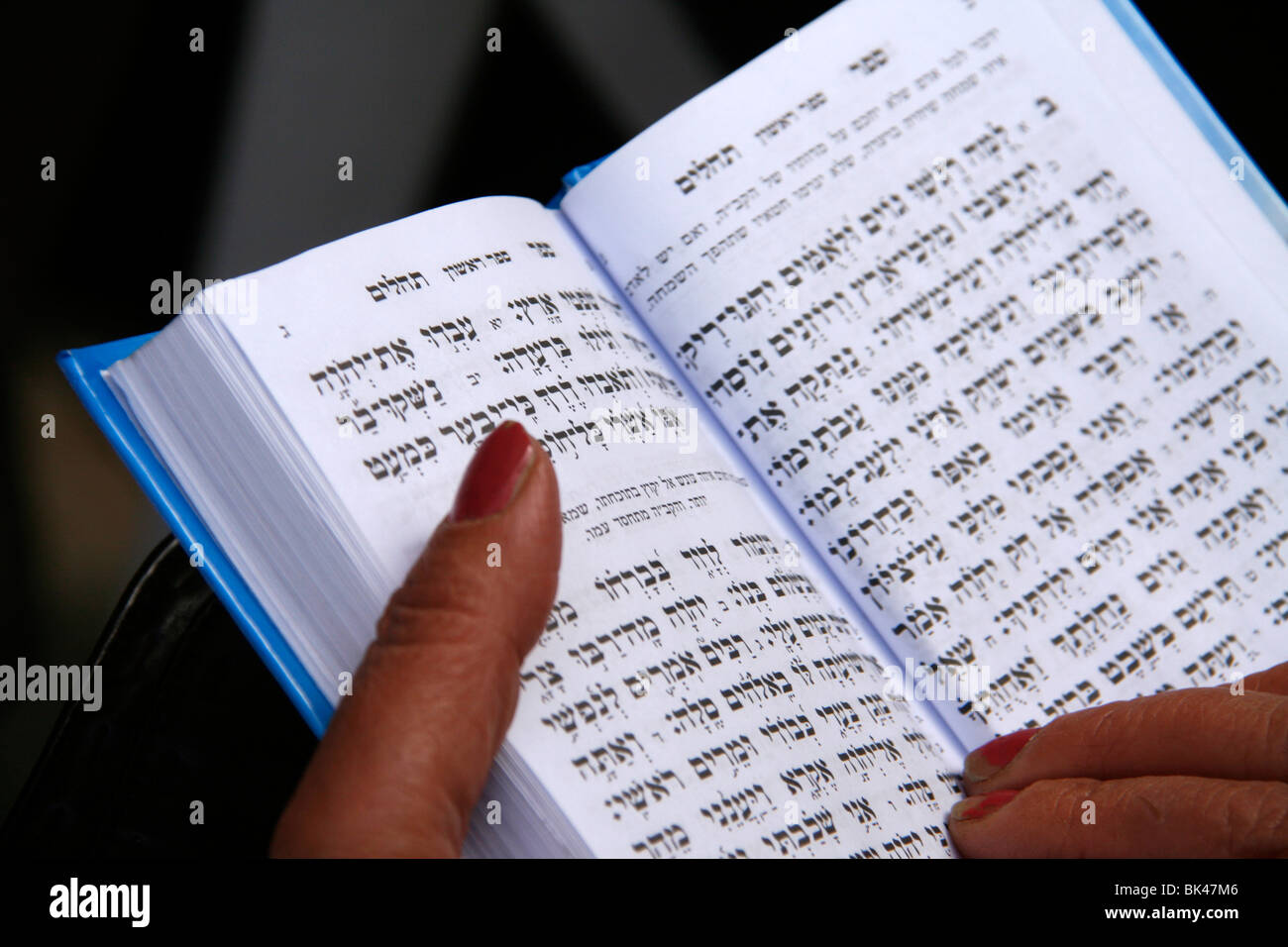 Geöffnet Hebräischen Bibel in die Hände der Frau Jerusalem gebetet. Stockfoto