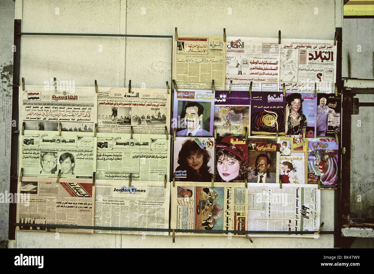Zeitungskiosk in Amman, die Gesichter von berühmten Menschen im Nahen Osten, die sich auf den vorderen Seiten einschliesslich Saddam Hussein, Jordanien 1991 Stockfoto