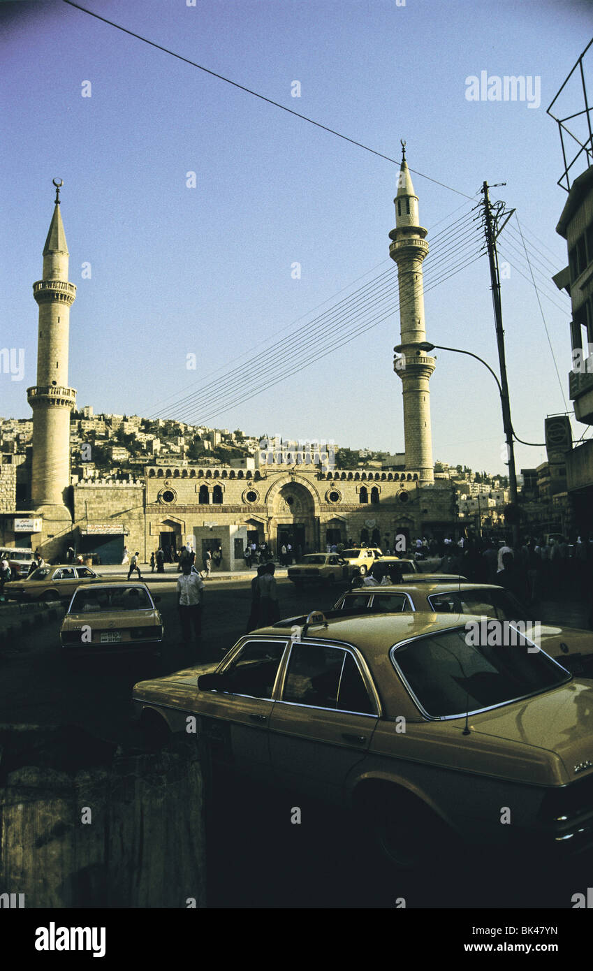 Gelben Taxis vor der König Hussein Mosque in Amman, Jordanien Stockfoto