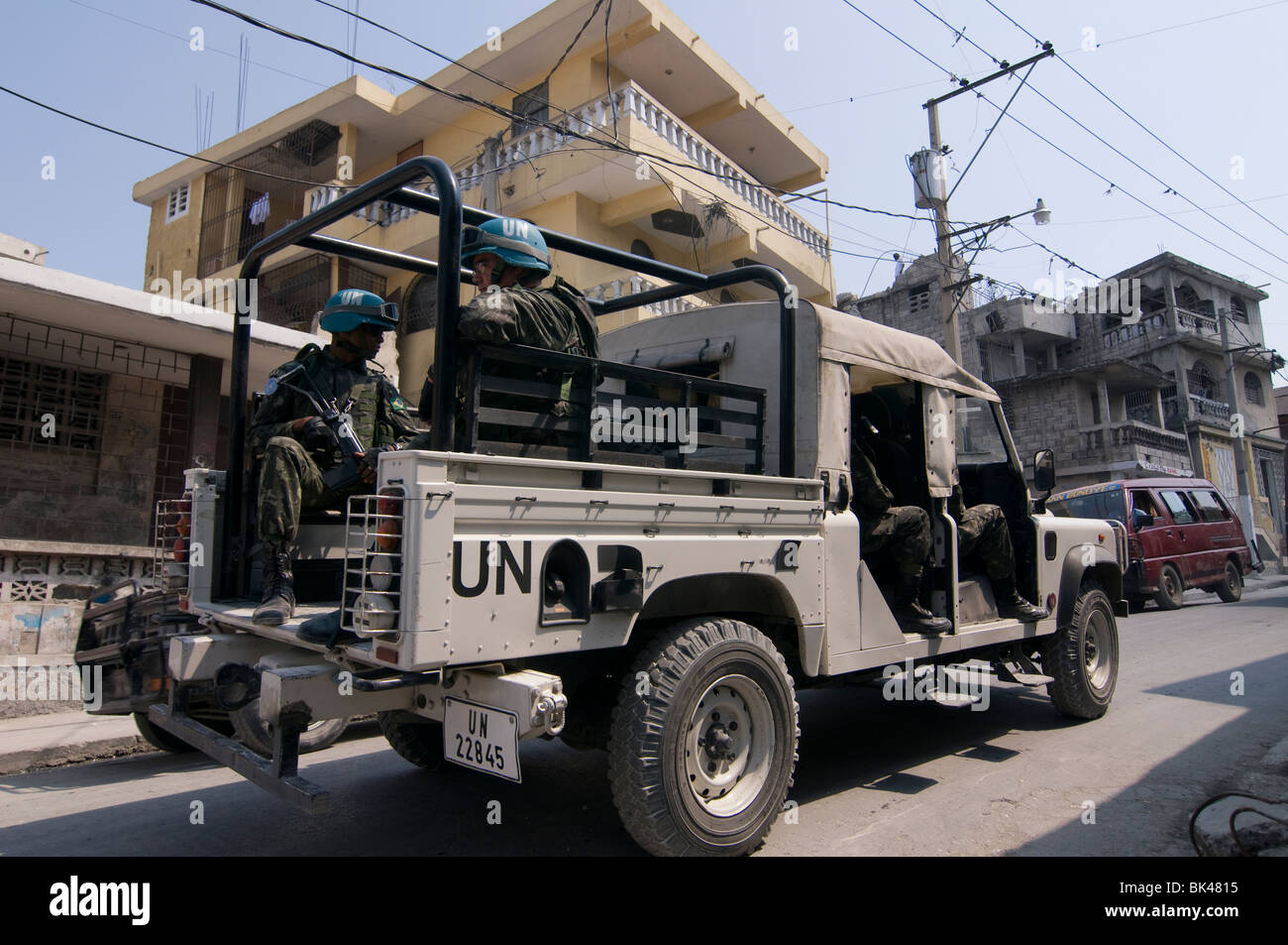 Friedenssicherung Polizisten, die Durchführung der Stabilisierungsmission der Vereinten Nationen in Haiti (MINUSTAH) Reiten durch die Stadt von Port-au-Prince in Haiti Stockfoto