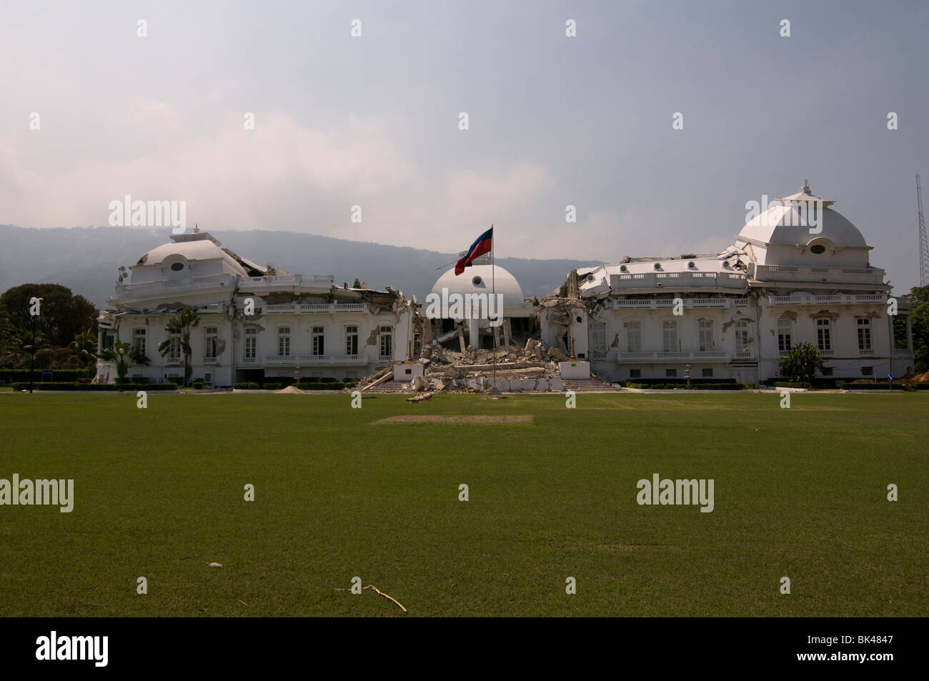 Ansicht des eingestürzten National Palace in Port au Prince nach dem Erdbeben in Haiti 2010 Stockfoto