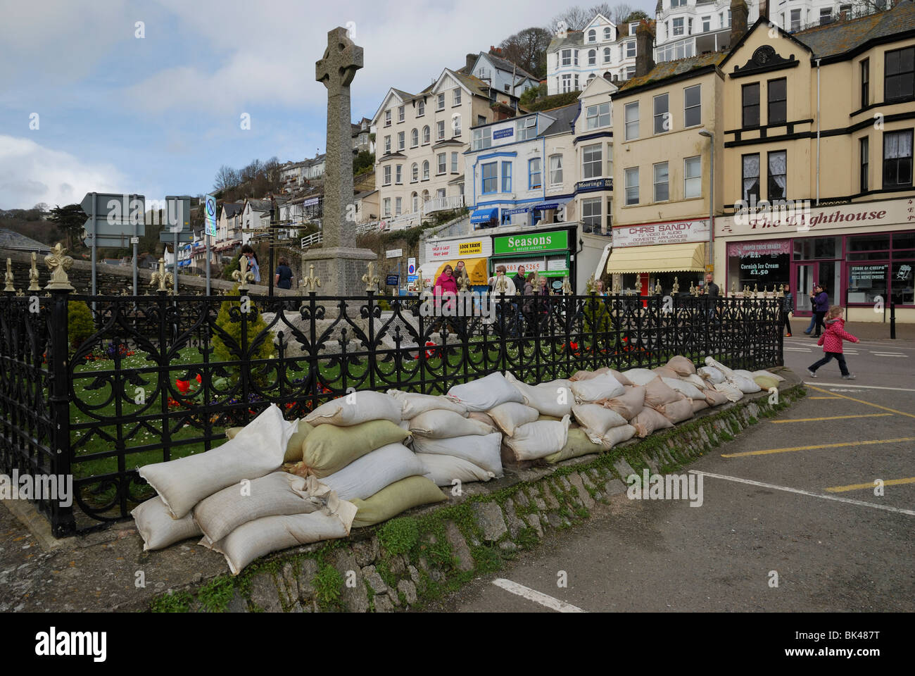 Sandsäcke gestapelt um Verteidigung gegen Überschwemmungen in Looe, Cornwall, England zu bieten. Stockfoto