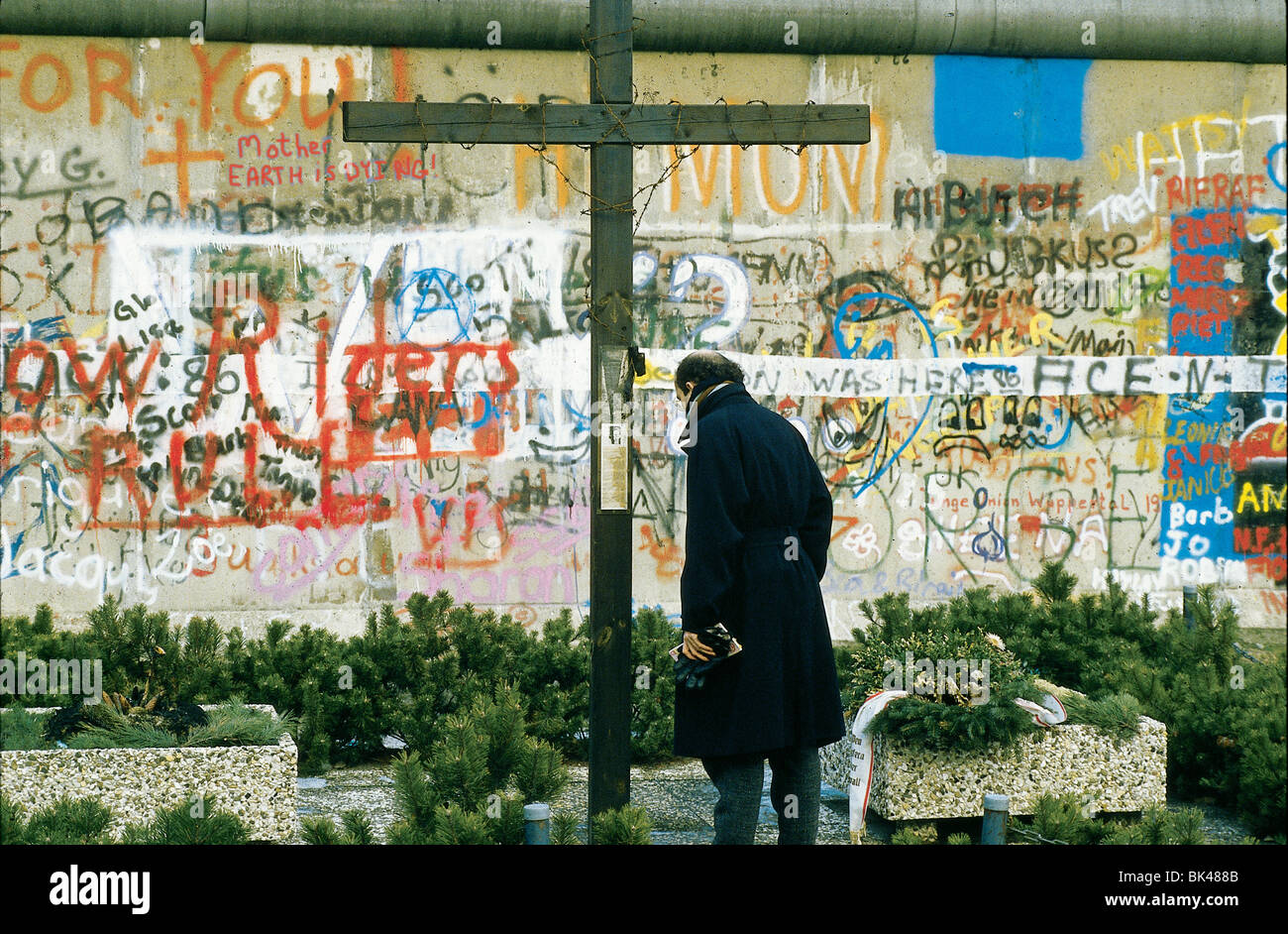 Gedenkstätte Berliner Mauer mit einem Kreuz für die Opfer getötet, der versucht, über nach West-Berlin zu Kreuz, Deutschland Stockfoto