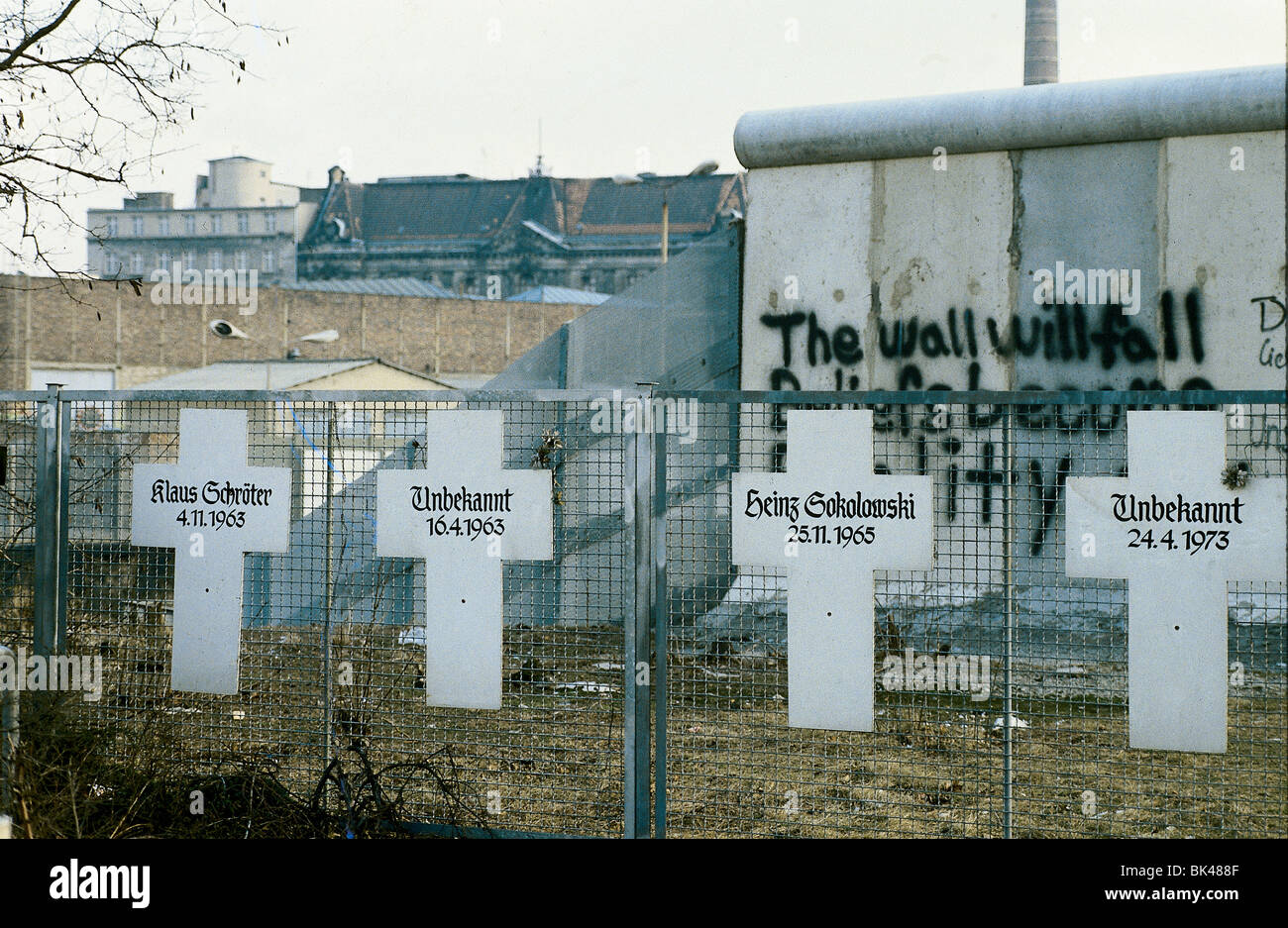 Berliner Mauer, Berlin, Deutschland mit Gedenkkreuzen für Menschen, die aus Ost-Berlin und Ostdeutschland fliehen wollten, um 1987 Stockfoto