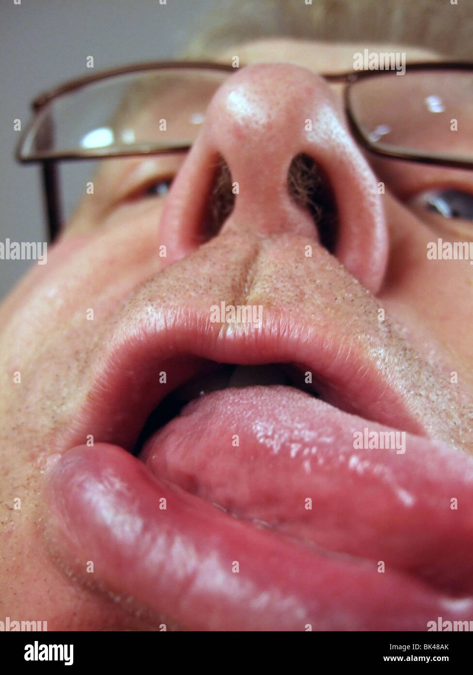 Mann mit Zunge hängt heraus Würgen Stockfoto