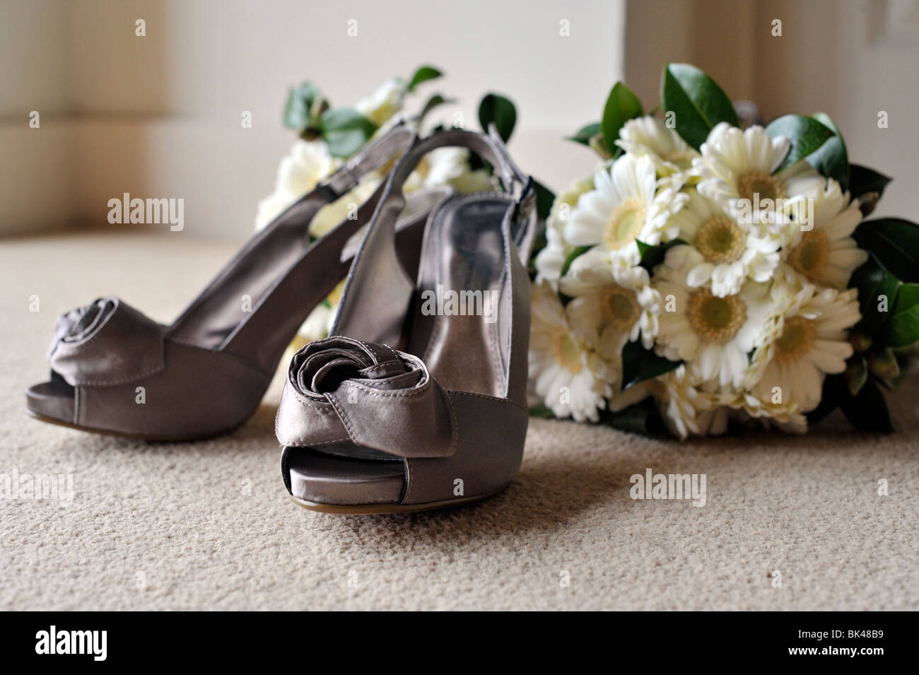 Hochzeit Schuhe und Blumensträuße Stockfoto